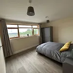 Two Bedroom Ground Floor Apartment, Professionally Managed Apartmán
