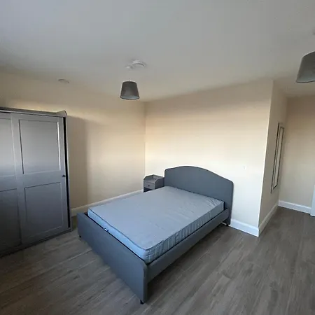 Two Bedroom Ground Floor Apartment, Professionally Managed דירה *