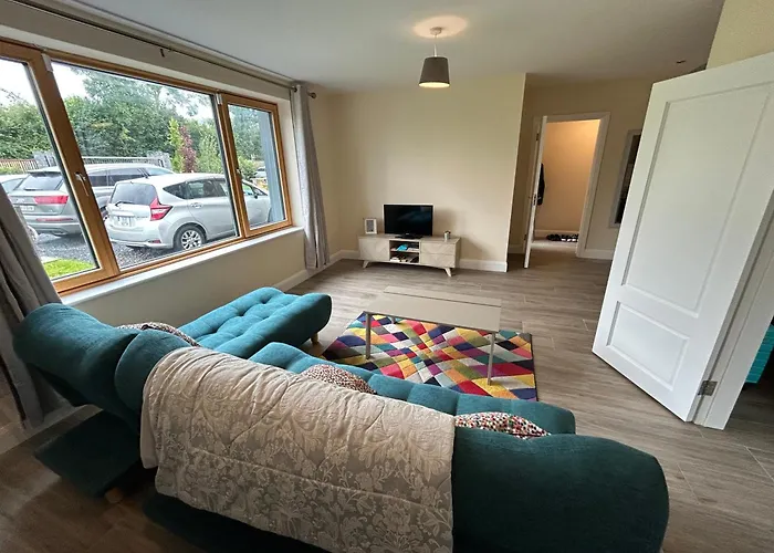 Two Bedroom Ground Floor Apartment, Professionally Managed דירה *