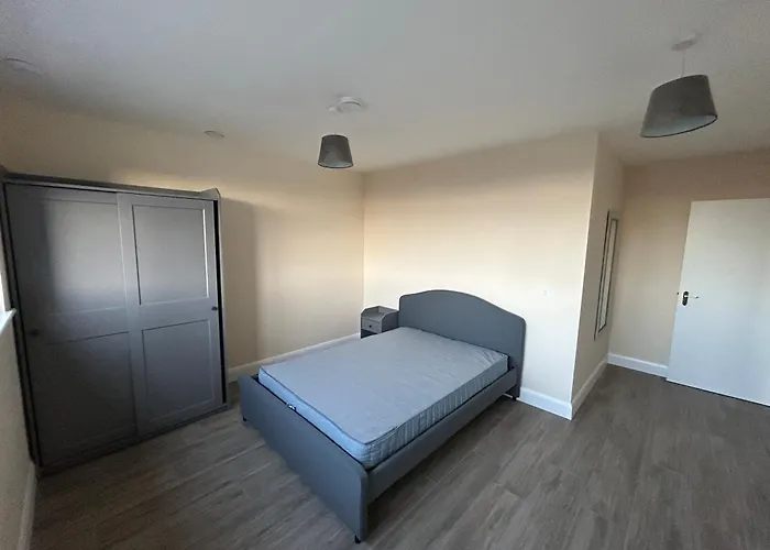 Two Bedroom Ground Floor Apartment, Professionally Managed דירה *