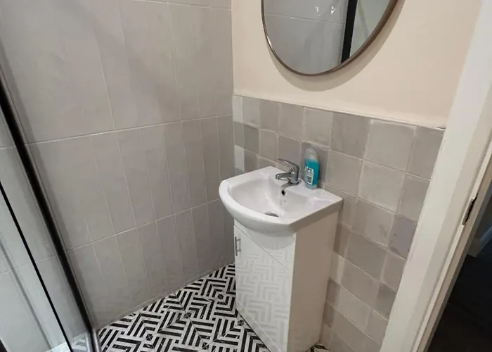 Two Bedroom Ground Floor Apartment, Professionally Managed דירה *