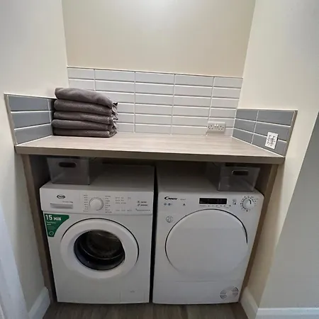 Two Bedroom Ground Floor Apartment, Professionally Managed * 都柏林