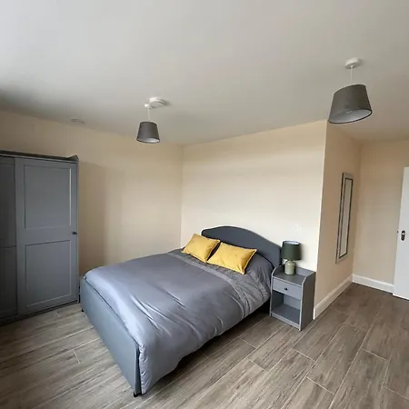 Two Bedroom Ground Floor Apartment, Professionally Managed 公寓 *