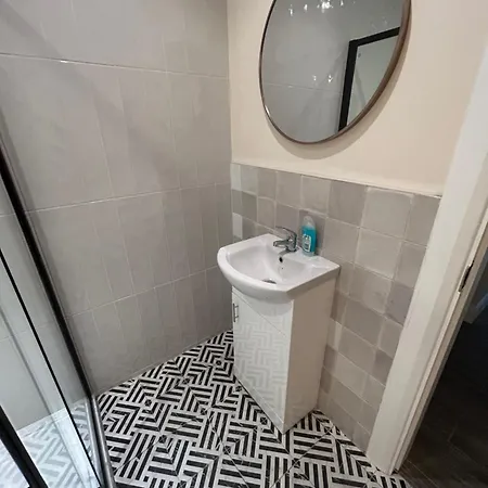 Two Bedroom Ground Floor Apartment, Professionally Managed 公寓 *
