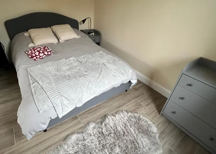 公寓 Two Bedroom Ground Floor Apartment, Professionally Managed *